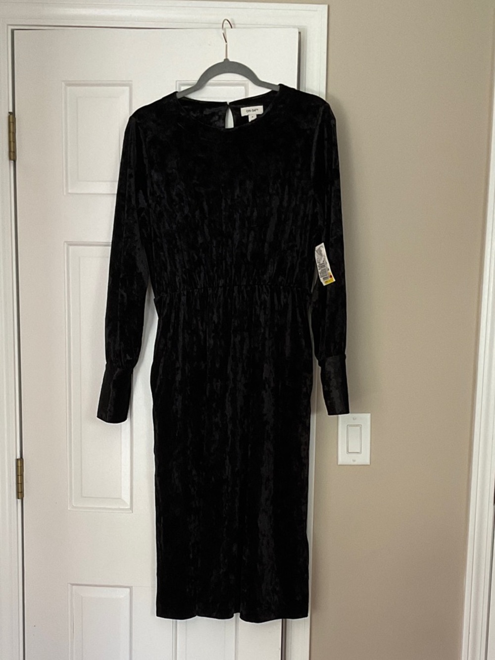 Women’s Black Velvet Long-Sleeve Midi Dress